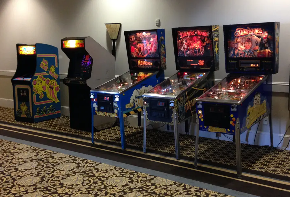 CLASSIC GAMES & PINBALL